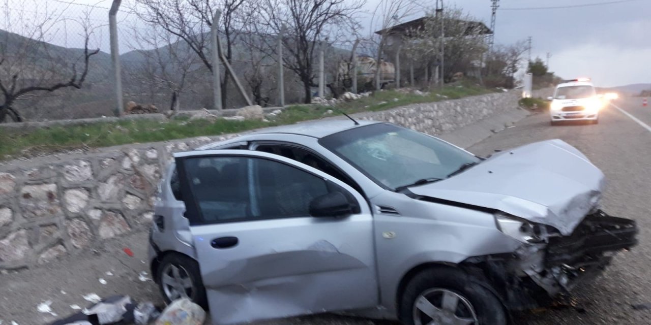 İ̇stinat Duvarına Çarpan Otomobil Hurdaya Döndü