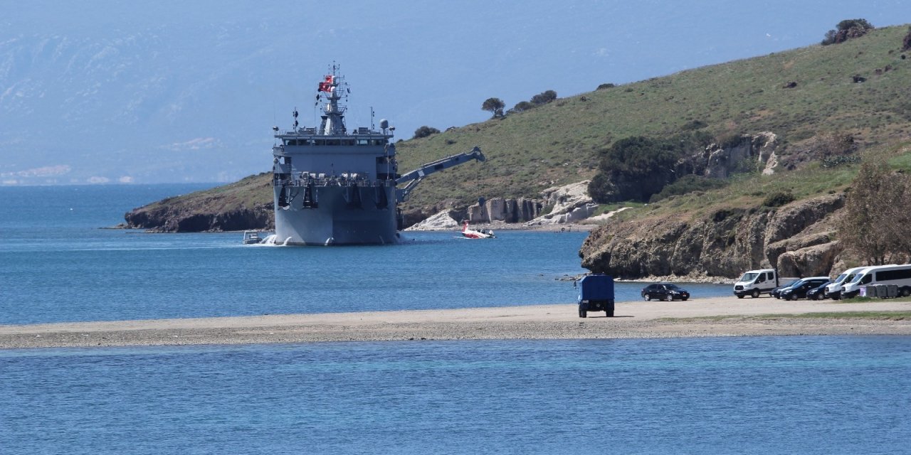 Foça’da Düşen Askeri Uçağın Enkazı Denizden Çıkarıldı