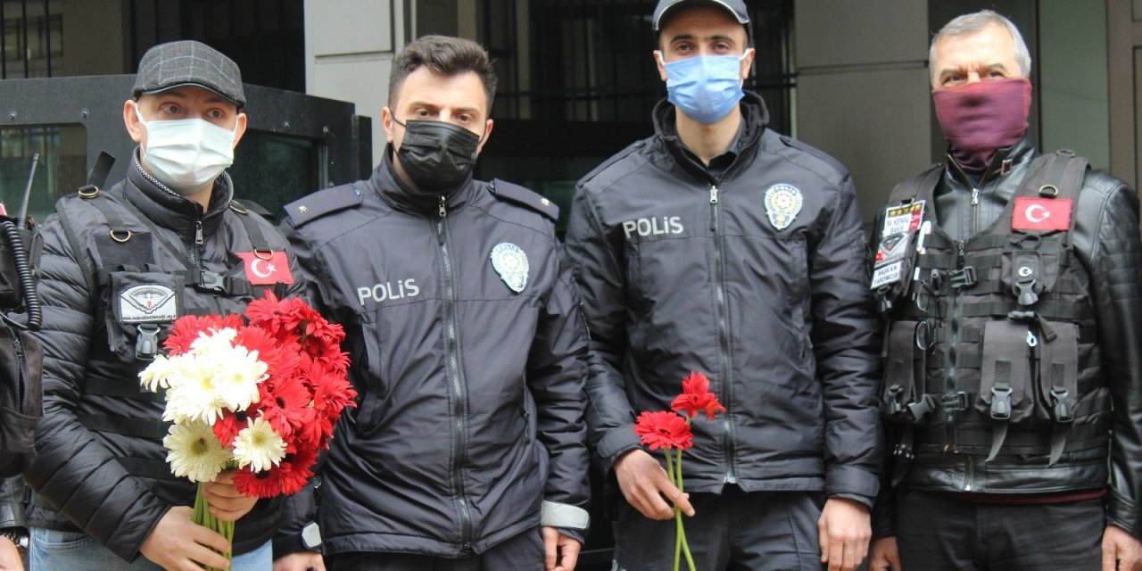 Motosikletçilerden Polislere Karanfil