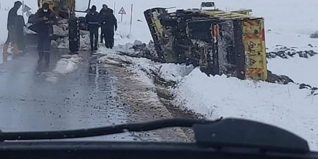 Kayseri’de Kar Küreme Çalışması Yapan İş Makinesi Devrildi