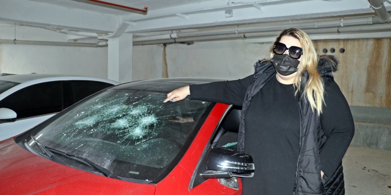 Öfkeli Genç, Rus Kadının Lüks Aracını Hurdaya Çevirip Cep Telefonuyla Da Kaydetti