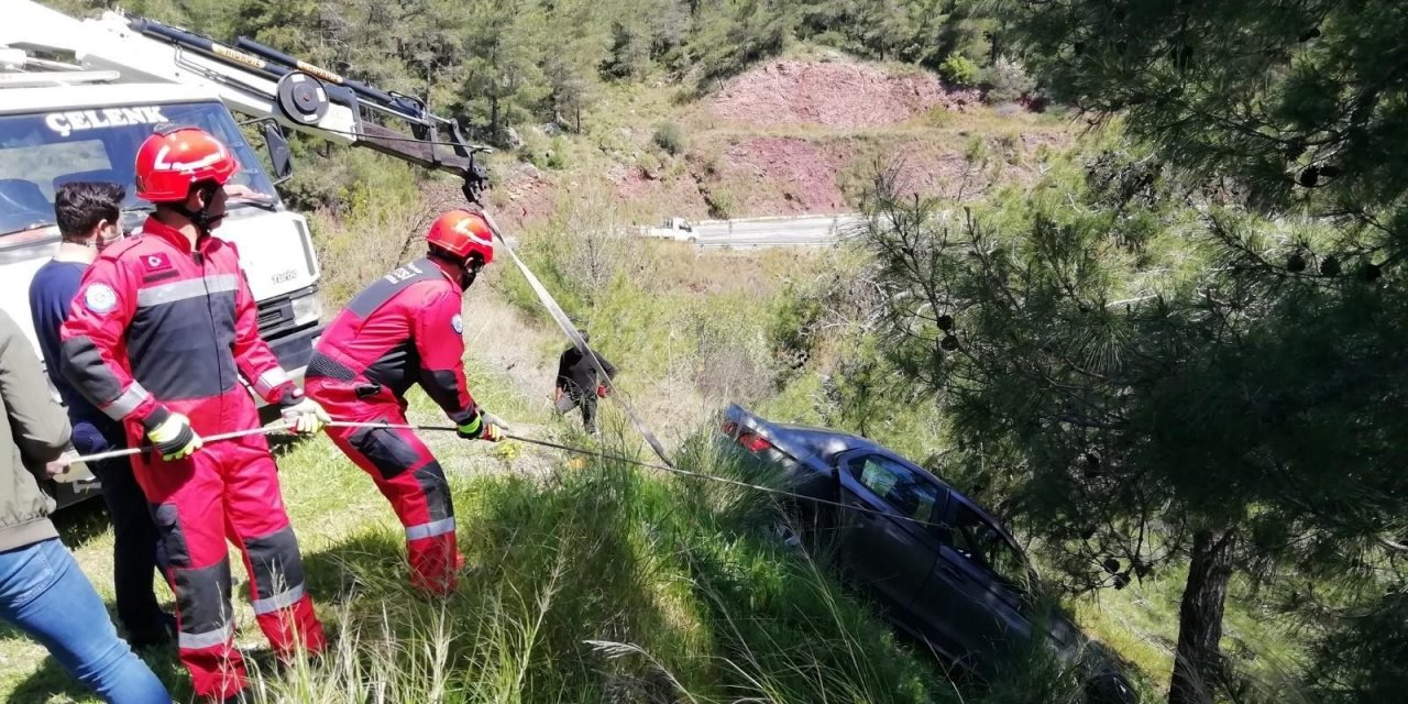 Uçuruma Yuvarlanmasını Ağaç Engelledi
