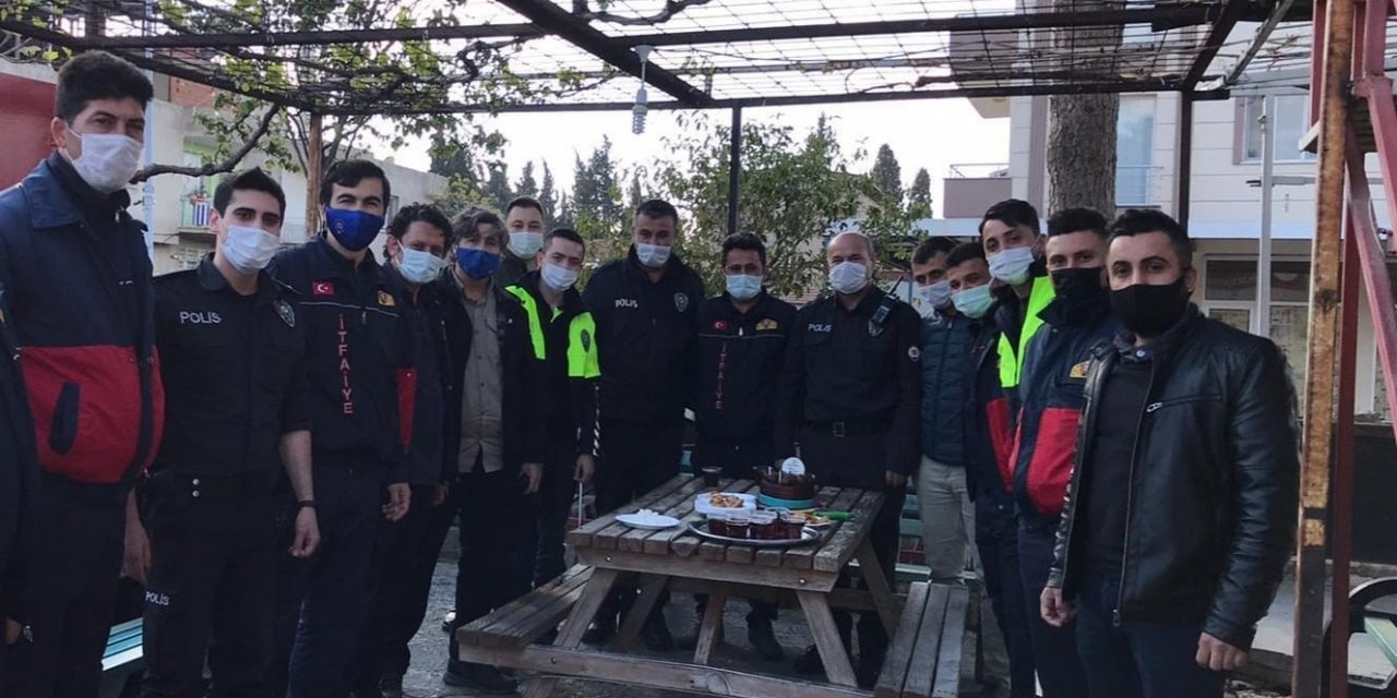 İ̇hbar İ̇çin Gelen Polise Pasta Ve Çiçekli Karşılama