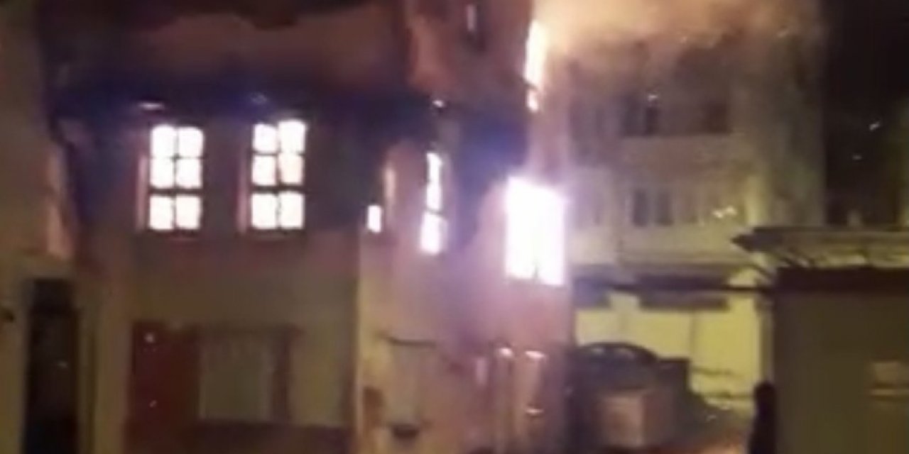 100 Yıllık Tarihi Bina Alevlere Teslim Oldu