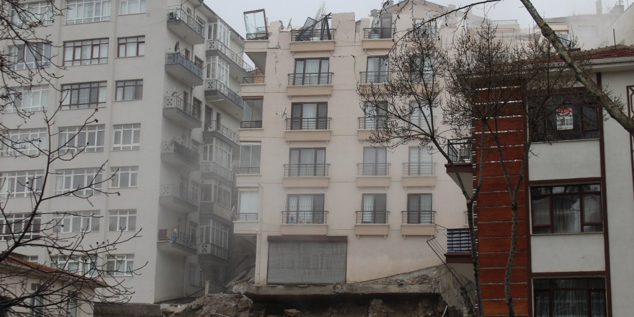 Açelya Apartmanı’nda Yıkım Sırasında Çatlaklar Oluştu