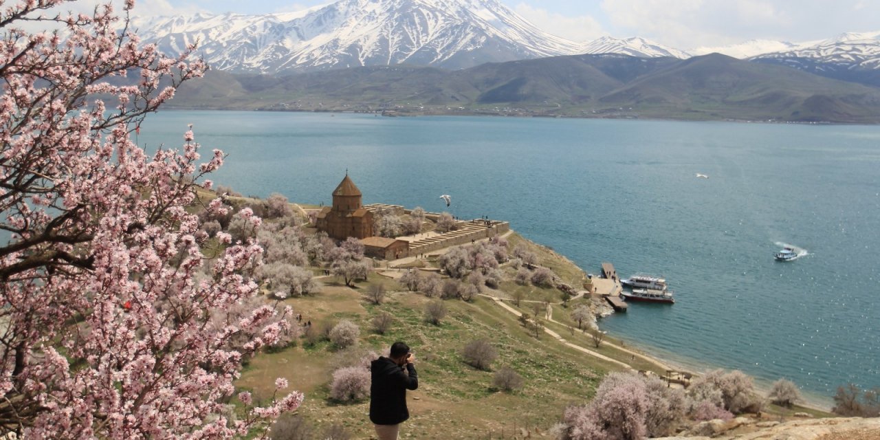 Badem Ağaçlarının Çiçekleri İle Renklenen Akdamar Adası’na Ziyaretçi Akını