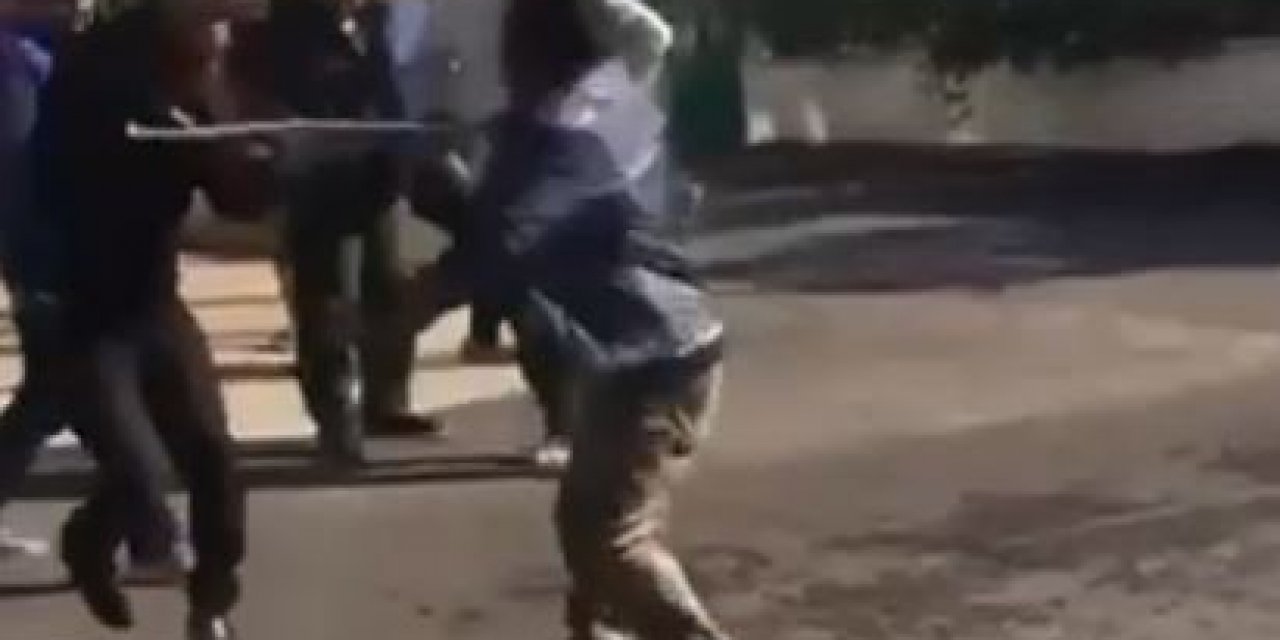 Sokak Ortasında Darp Edilen Kişinin Bu Defa Vatandaşlara Saldırırken Görüntüleri Ortaya Çıktı
