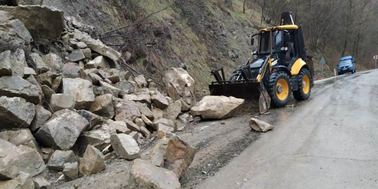 Heyelanda Dev Kayalar Yolu Kapattı