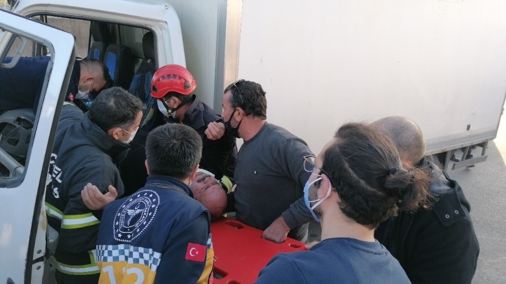Kamyon ile kamyonet çarpıştı: 1 yaralı
