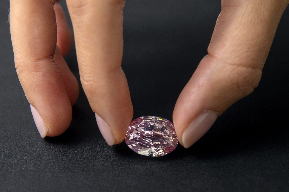 Açık arttırmaya çıkarılan pembe elmas 26,6 milyon dolara satıldı
