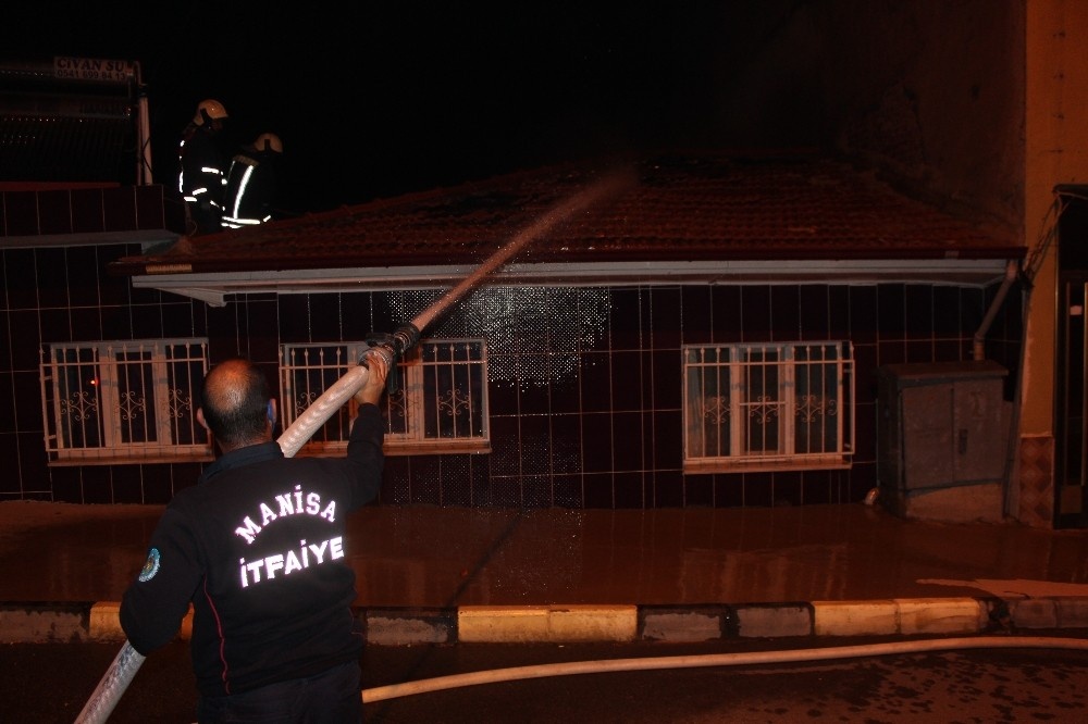 Anne ve 2 çocuğu yangından son anda kurtuldu