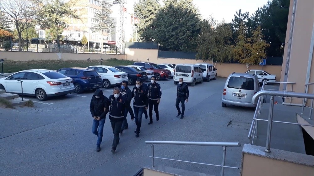 Uyuşturucudan yakalanan 3 şahıstan 2’si tutuklandı
