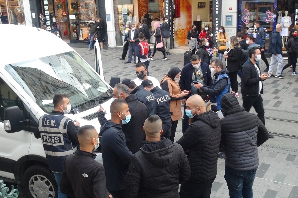 Taksim İstiklal Caddesinde korona virüs ve sigara denetimi