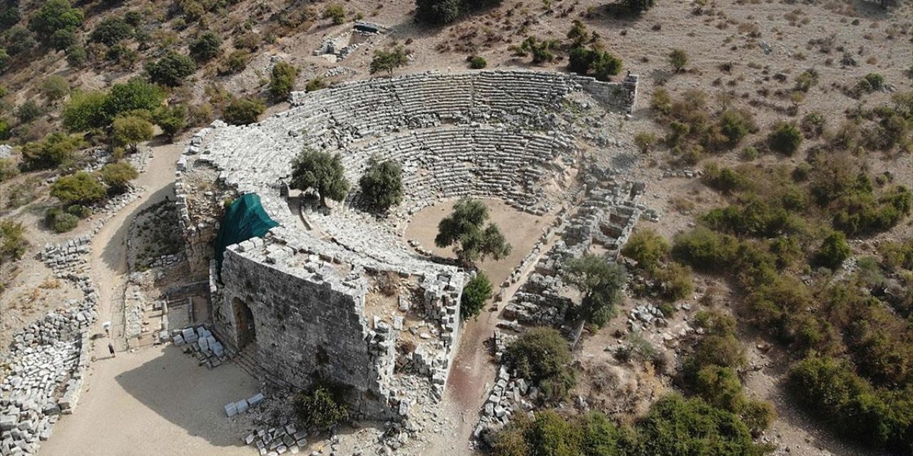 Liman kenti Kaunos'taki Bizans kilisesi ve mezarlar gün yüzüne çıkarılıyor