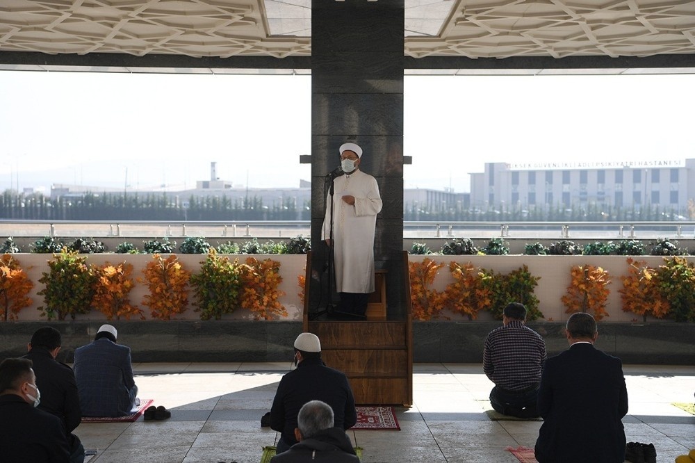 Diyanet İşleri Başkanı Erbaş, Ahmet Hamdi Akseki Camii’nde hutbe irad etti