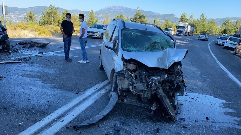 Antalya’da trafik kazası: 6 yaralı