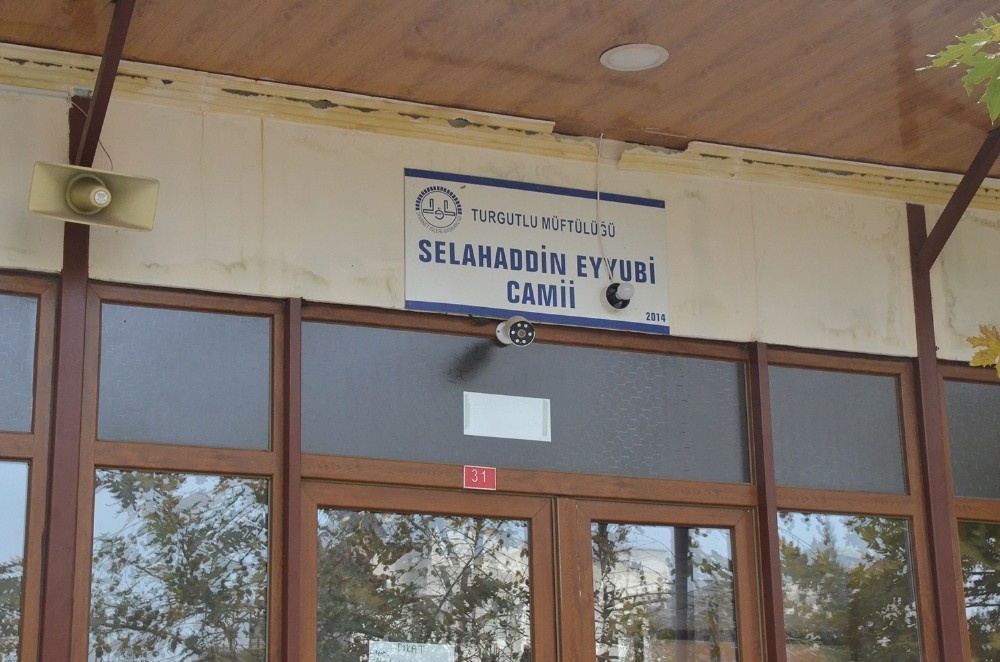 Cami avlusuna bırakılan erkek bebek yoğun bakımda