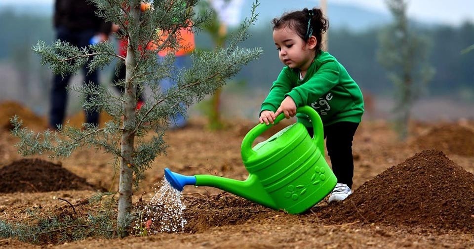 Minik Aylis fidanlarla birlikte büyüyor
