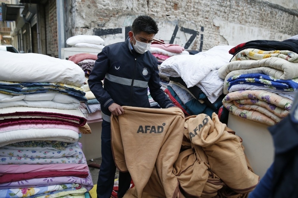 Depremzedelere ait battaniyeleri satılığa çıkardılar