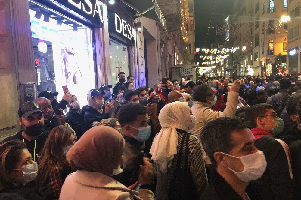 Taksim’de bir pasajın ikinci katına çıkan şahıs elindeki jiletle intihara kalkıştı