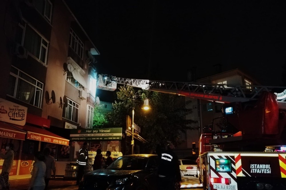 Maltepe’de üç katlı binada çıkan yangında can pazarı: 15 kişi kurtarıldı