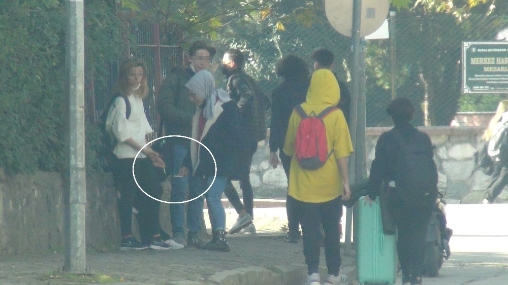 Öğrenciler ne maske takıyor, ne de yasağı dinliyor