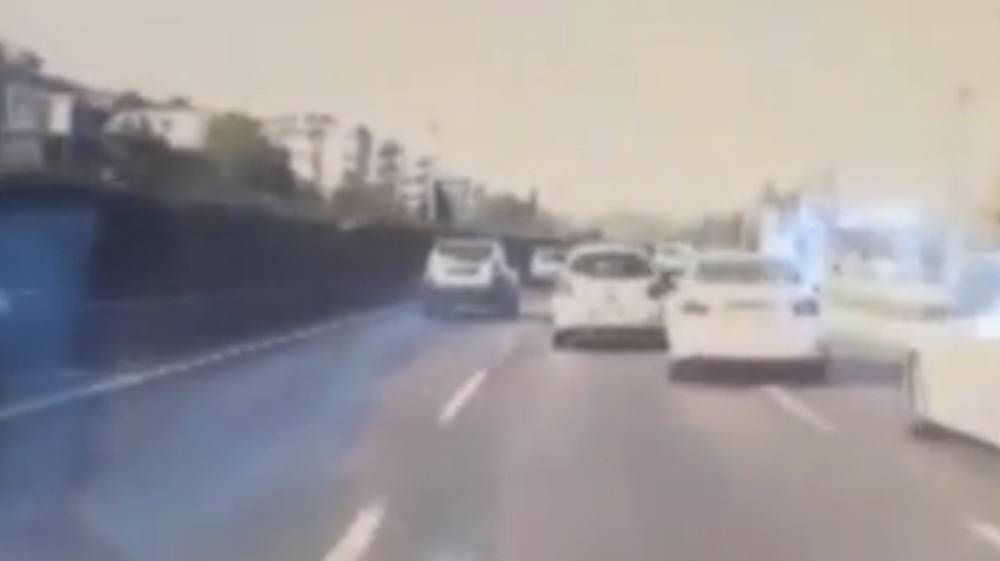 Bursa’da trafiği böyle tehlikeye düşürdü...Makas atan otomobil kamerada