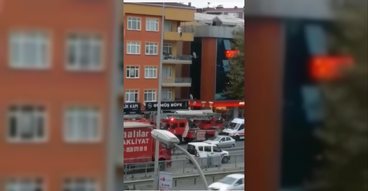 (Özel) Polisin intihar etmek için balkona çıkan kadını kurtardığı anlar kamerada