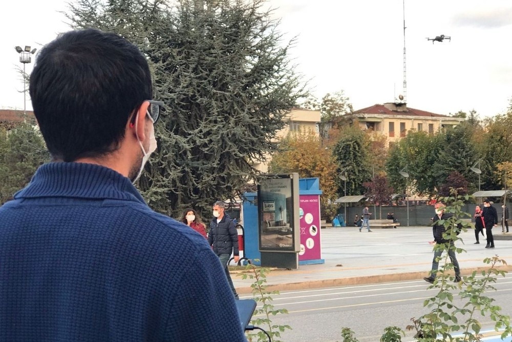 Yerde araçla havada drone ile anons yapılıp vatandaş uyarıldı