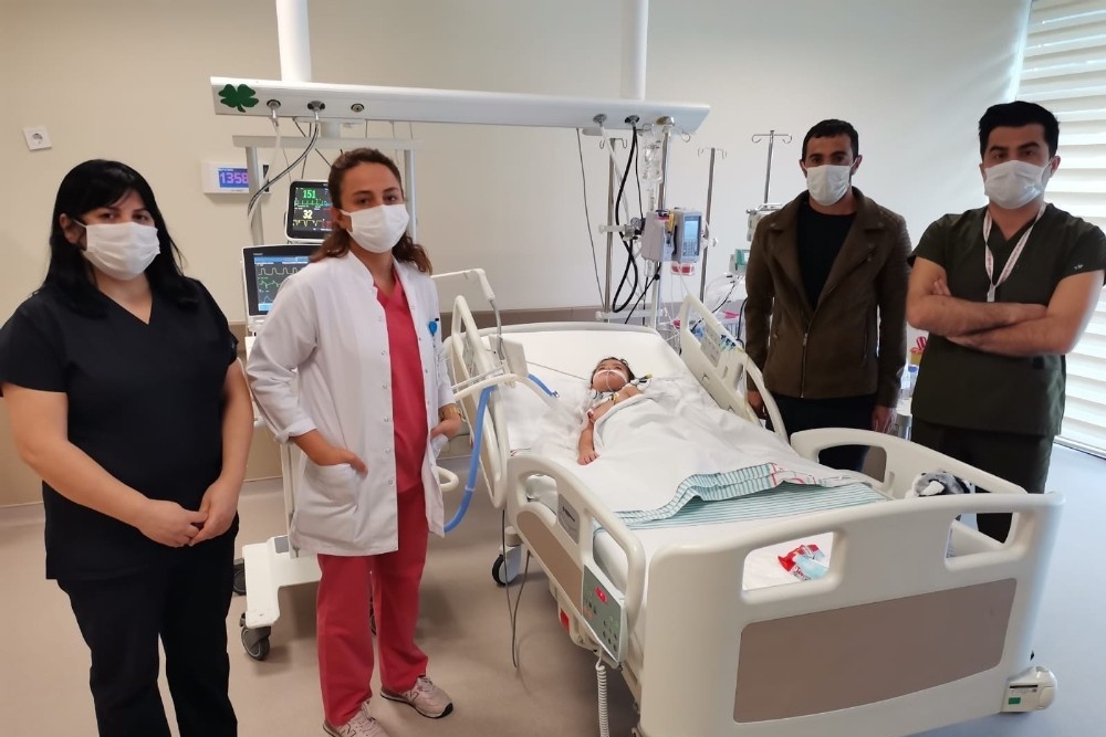 Gıda zehirlenmesi şüphesiyle Kayseri Şehir Hastanesi’ne gelen minik İlayda’da Guillain-Barre tespit edildi