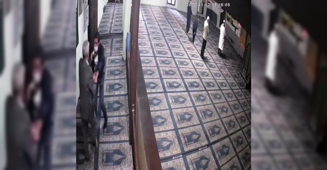 Cami hırsızı cemaate yakalandı