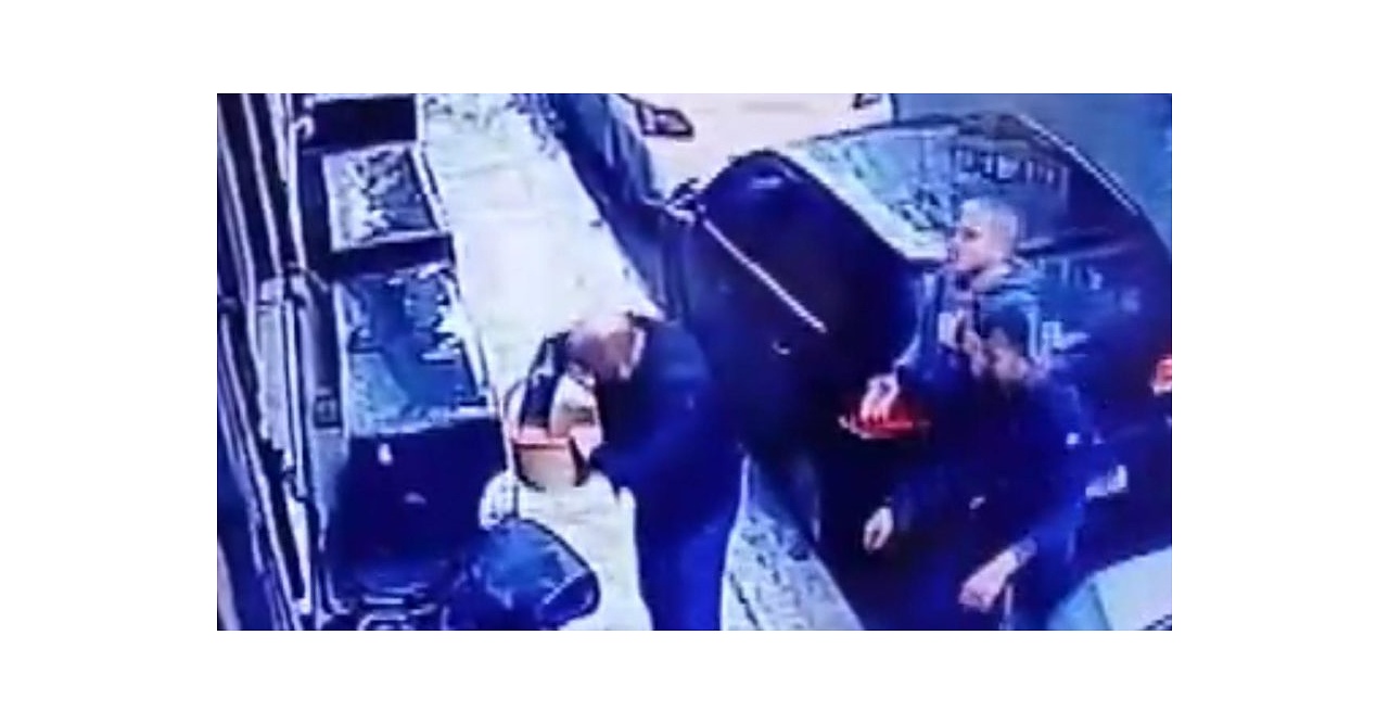 Balkondan sepetle sarkıtılan silahlarla saldırı: 2 yaralı