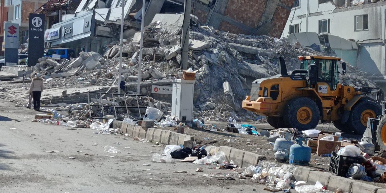Son dakika: Hatay'da peş peşe depremler oldu! Hasarlı binalar yıkıldı