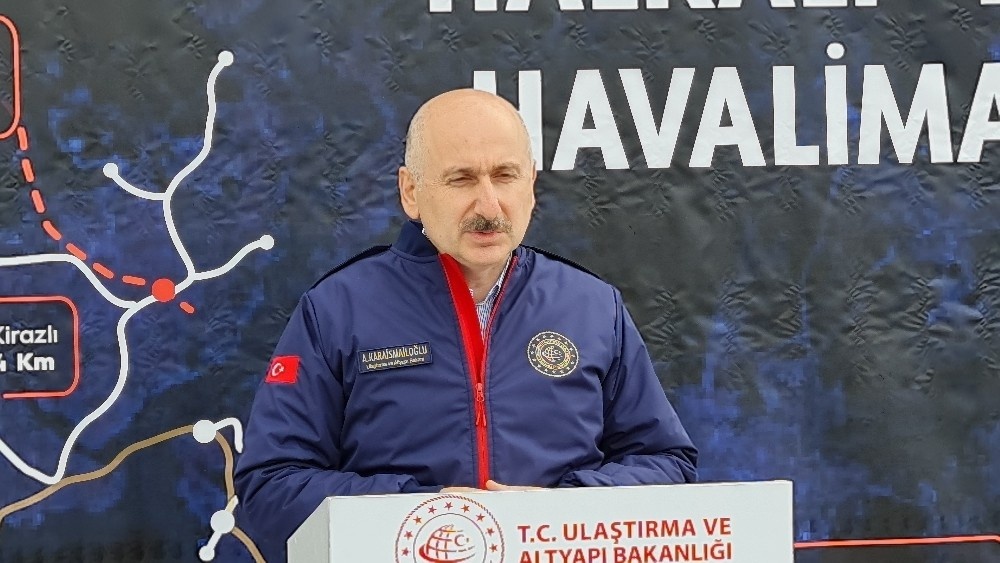Bakan Karaismailoğlu, Halkalı İstanbul Metro hattı şantiyesinde incelemelerde bulundu