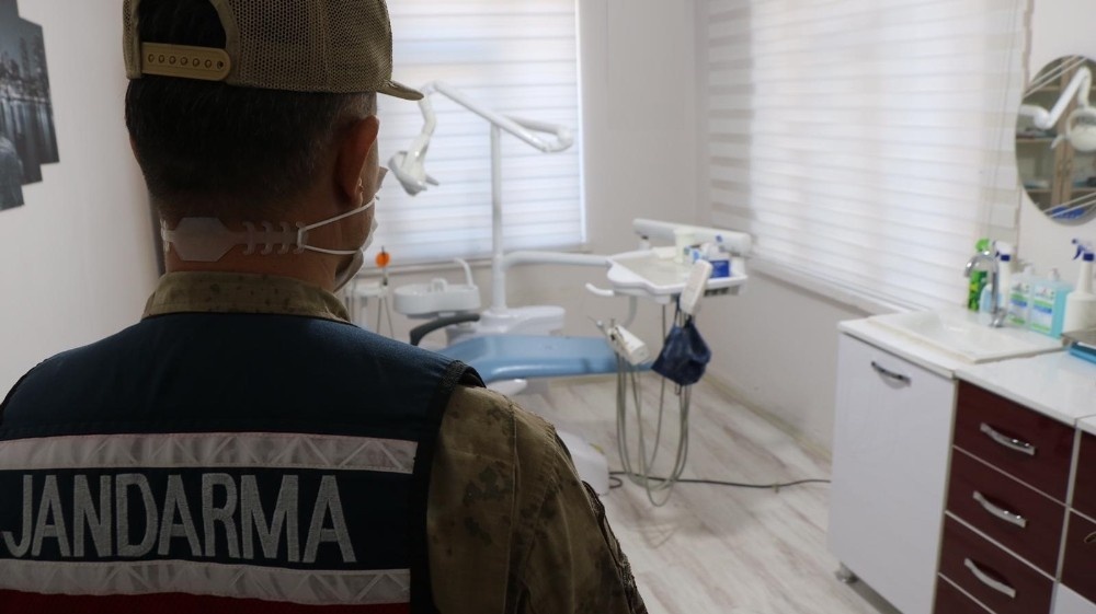 Elazığ’da kaçak diş kliniği basıldı, sahte diş hekimi yakalandı