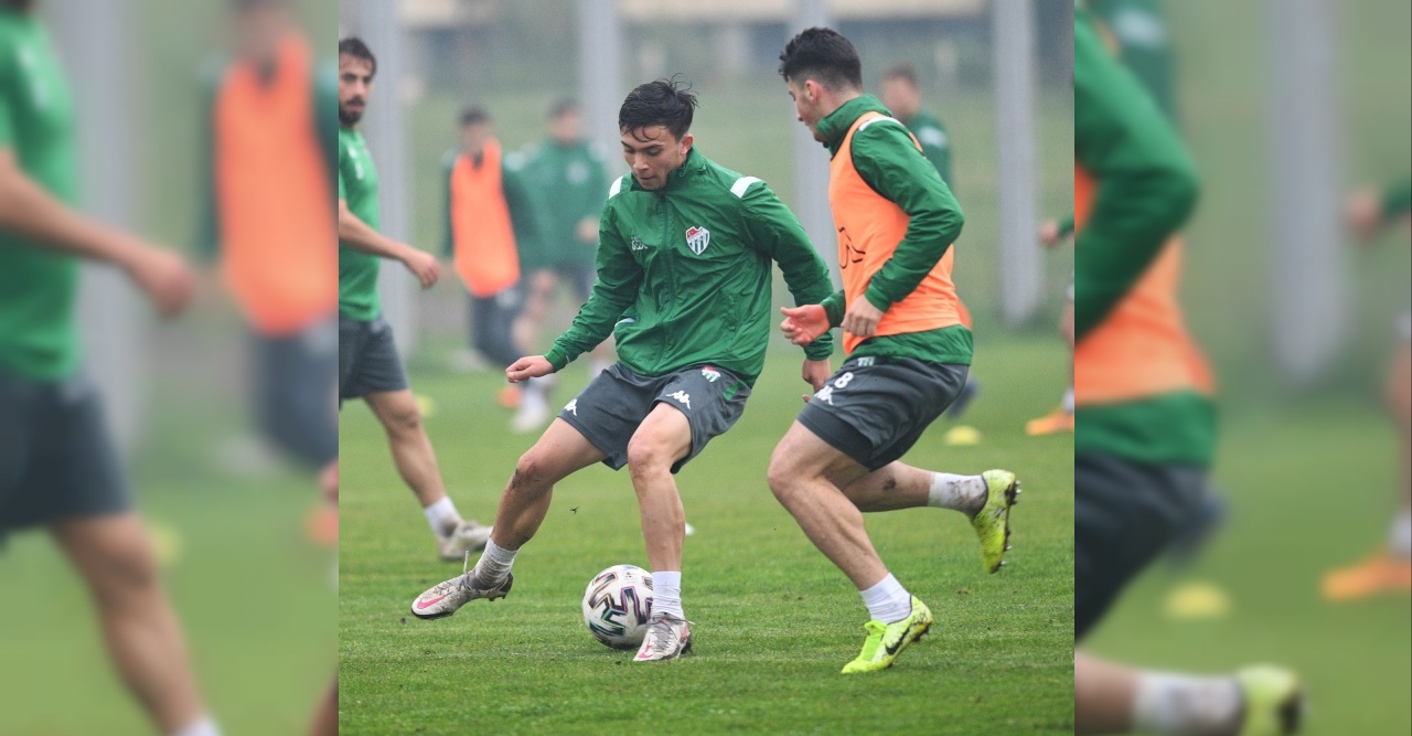Bursaspor, Adanaspor maçı hazırlıklarını yağmur altında sürdürdü