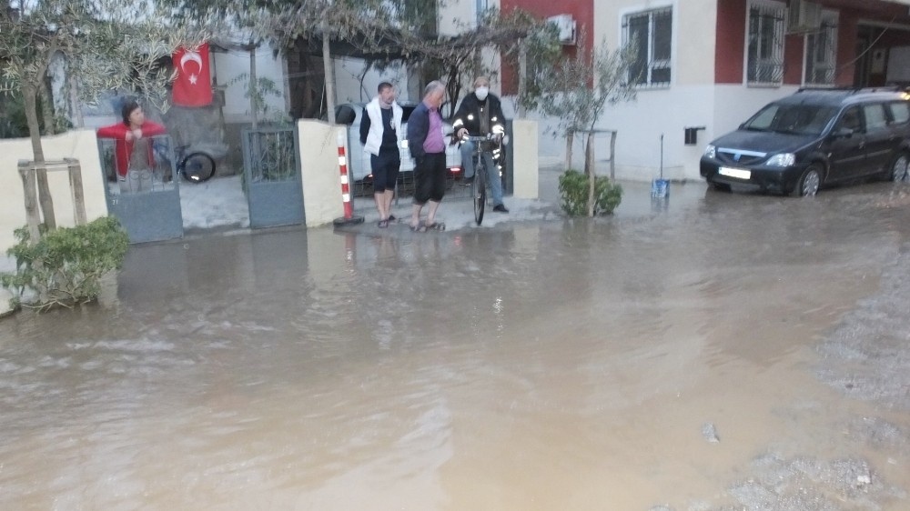Balıkesir’de boru patladı caddeyi su bastı