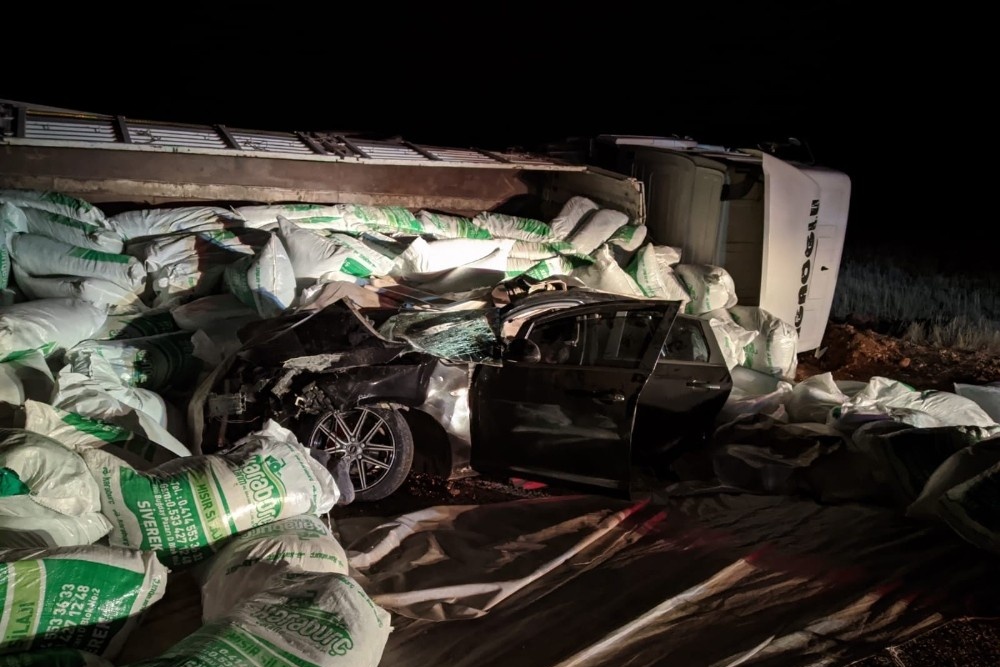 Tır otomobilin üzerine devrildi: 1 ölü