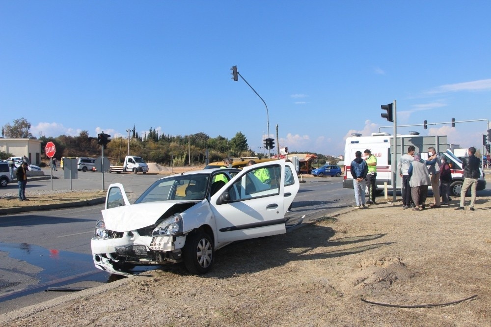 Manavgat ilçesinde ticari araç ile otomobil çarpıştı: 2 yaralı