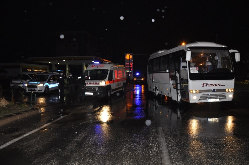 Ambulans ile servis çarpıştı: 1 yaralı
