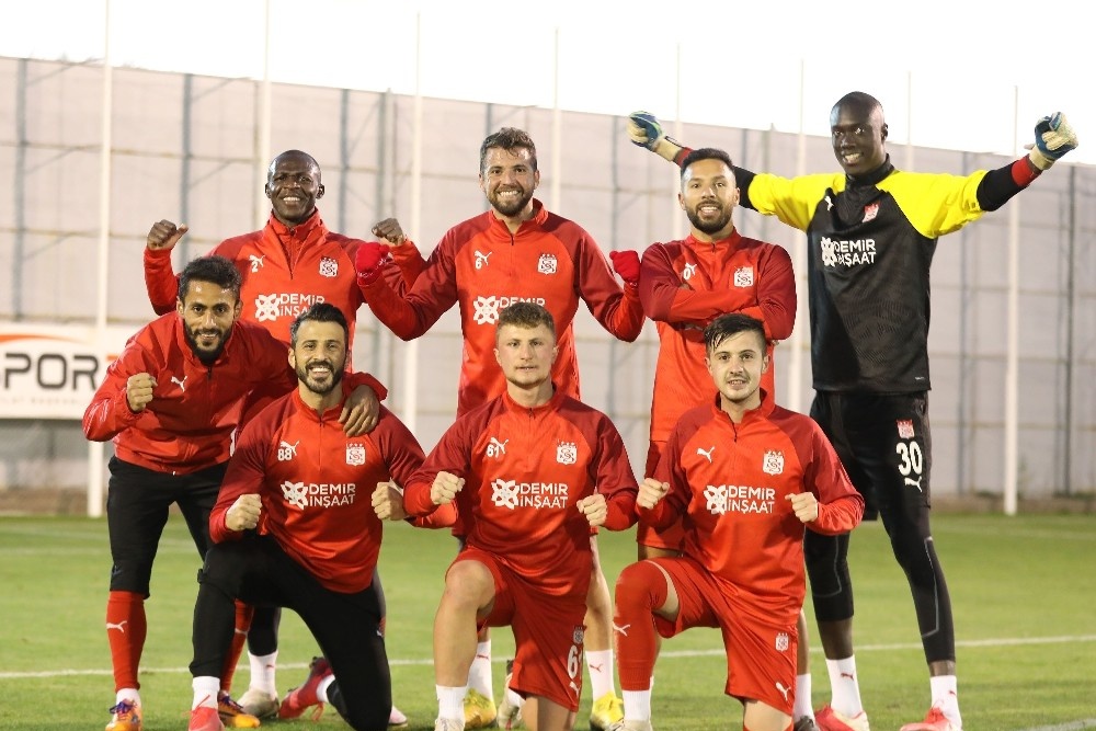 Sivasspor, günü çift idmanla tamamladı