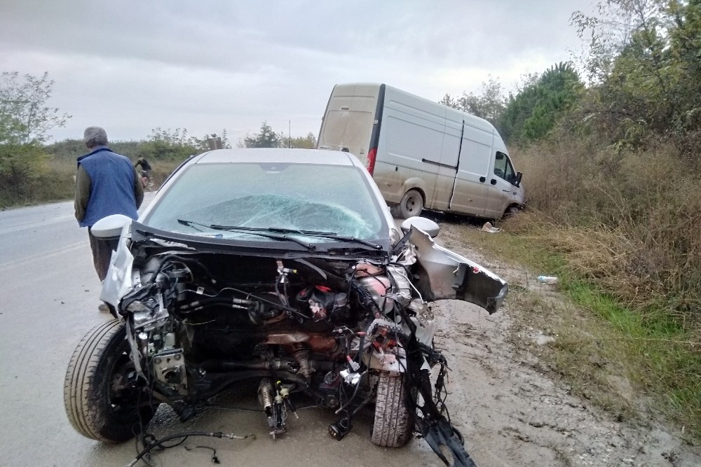 Kazanın şiddetiyle otomobilin motoru fırladı