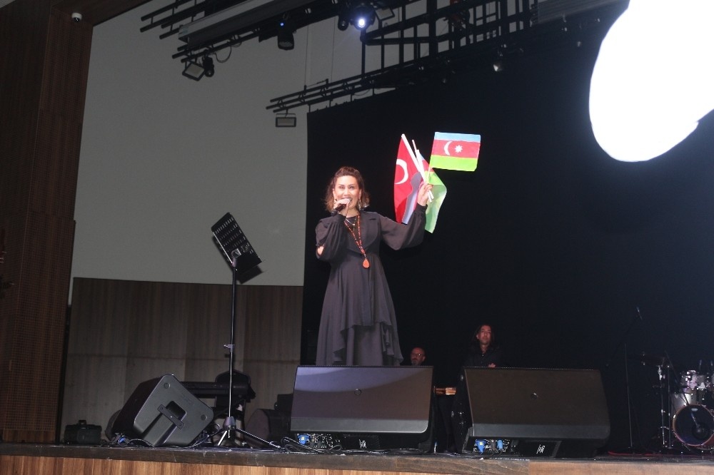 Karabağ hasretini türkülere döken Azerin’den duygulandıran sözler