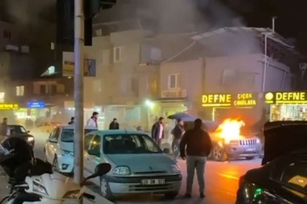 Hatay’da lüks otomobil alev aldı