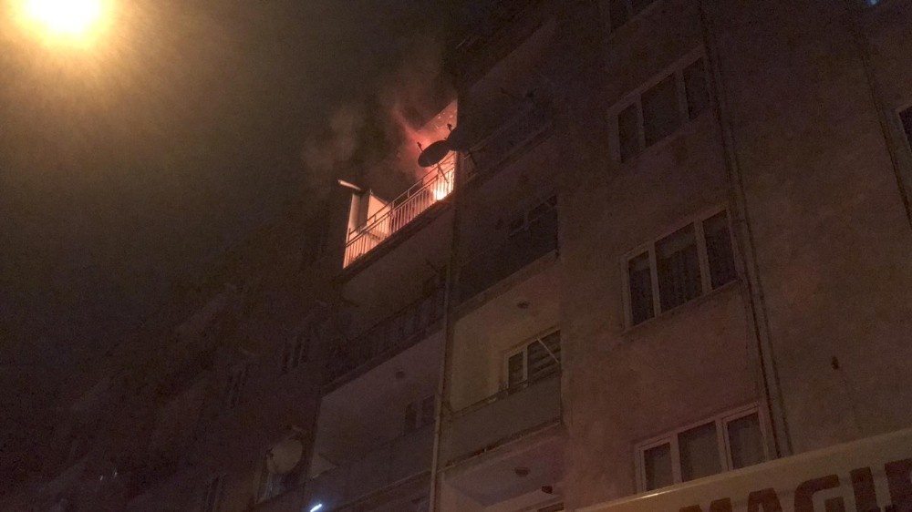 Geceyi alevler aydınlattı, mahalle sokağa döküldü