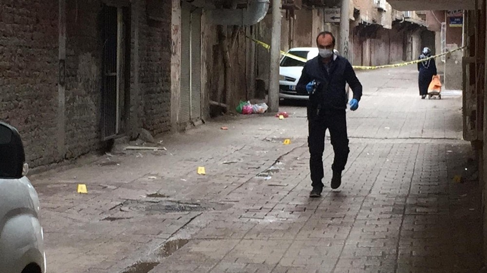 Diyarbakır’da torbacılar çatıştı, 1 kadın yoldan geçerken vuruldu