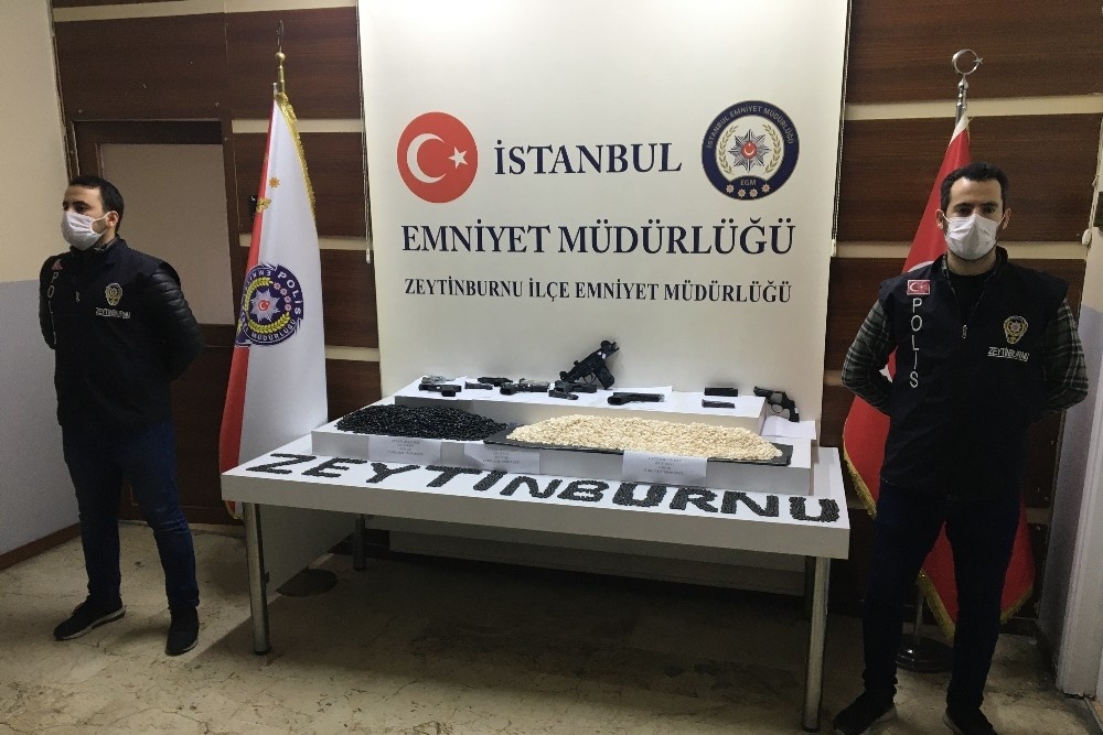 ‘Kuru kafa’ baskılı uyuşturucu haplarla ölüm saçmaya hazırlanan zanlılar yakalandı