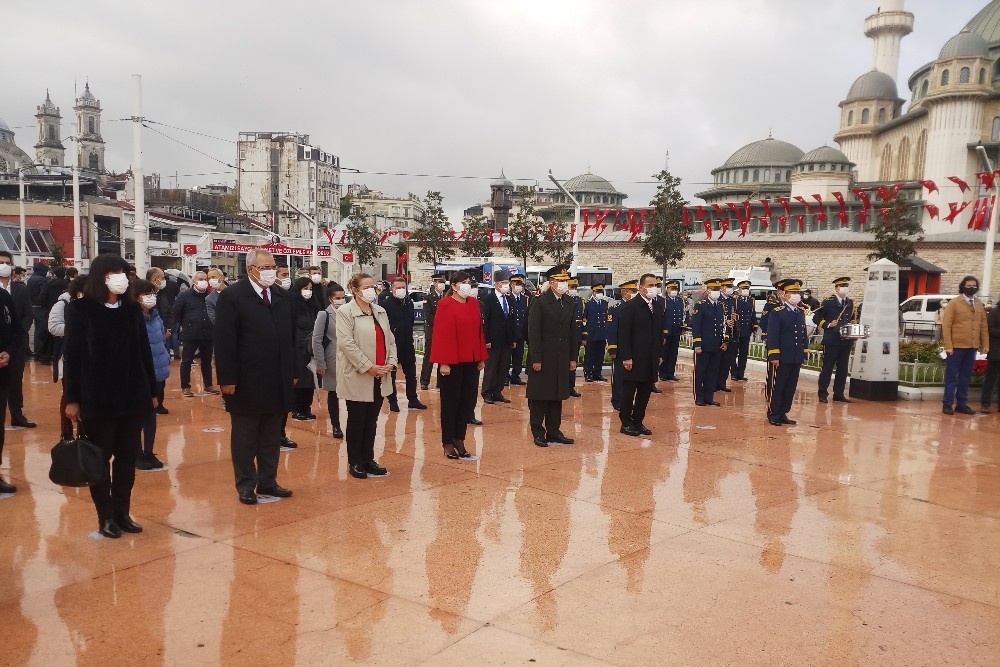 KKTC’nin 37’nci kuruluş yıl dönümünde Taksim’de tören düzenlendi