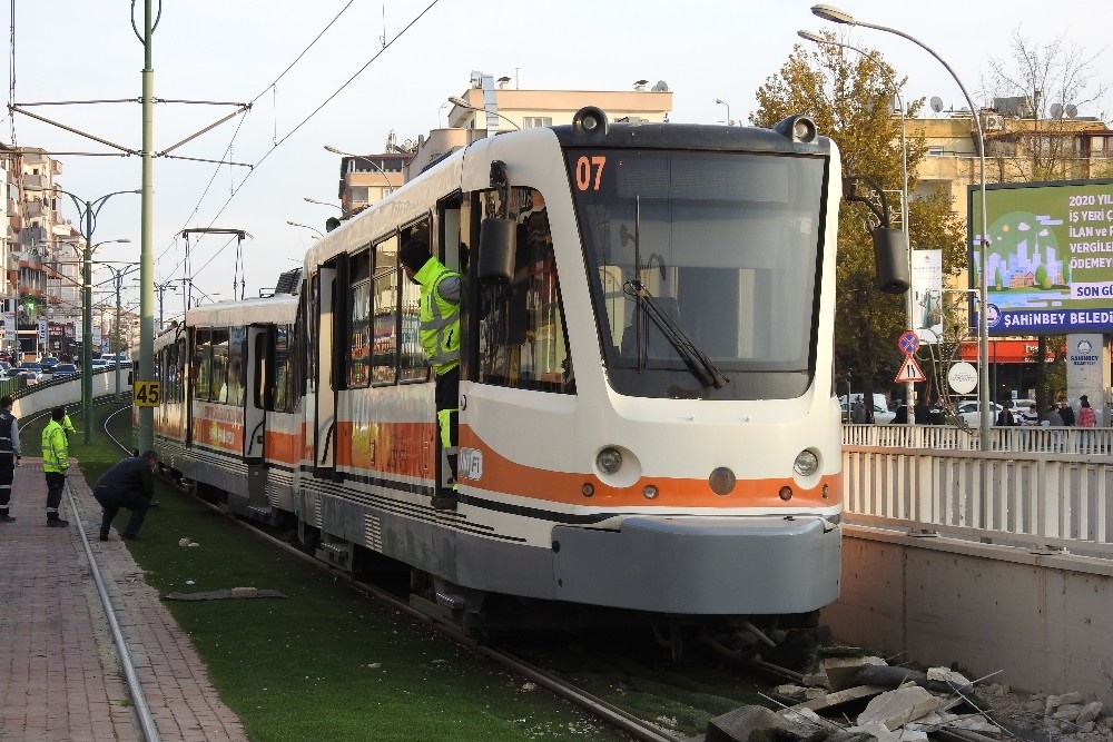 Gaziantep’te tramvay raydan çıktı