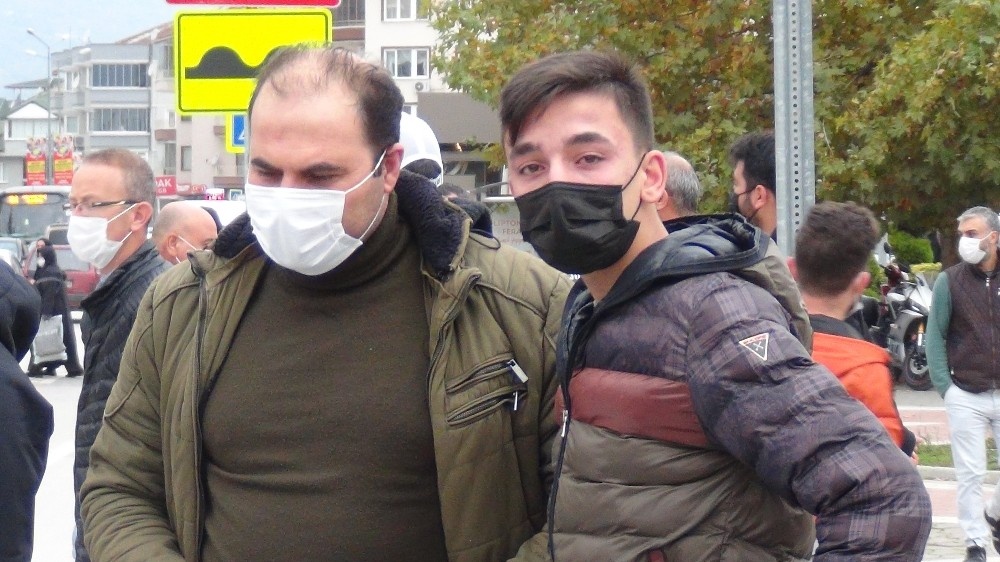 Seyir halindeki otomobil yandı, genç sürücü gözyaşlarına boğuldu